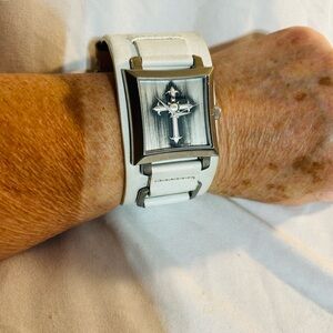 “Fender” White Leather Unisex Watch
VTG Cross Motif on Face